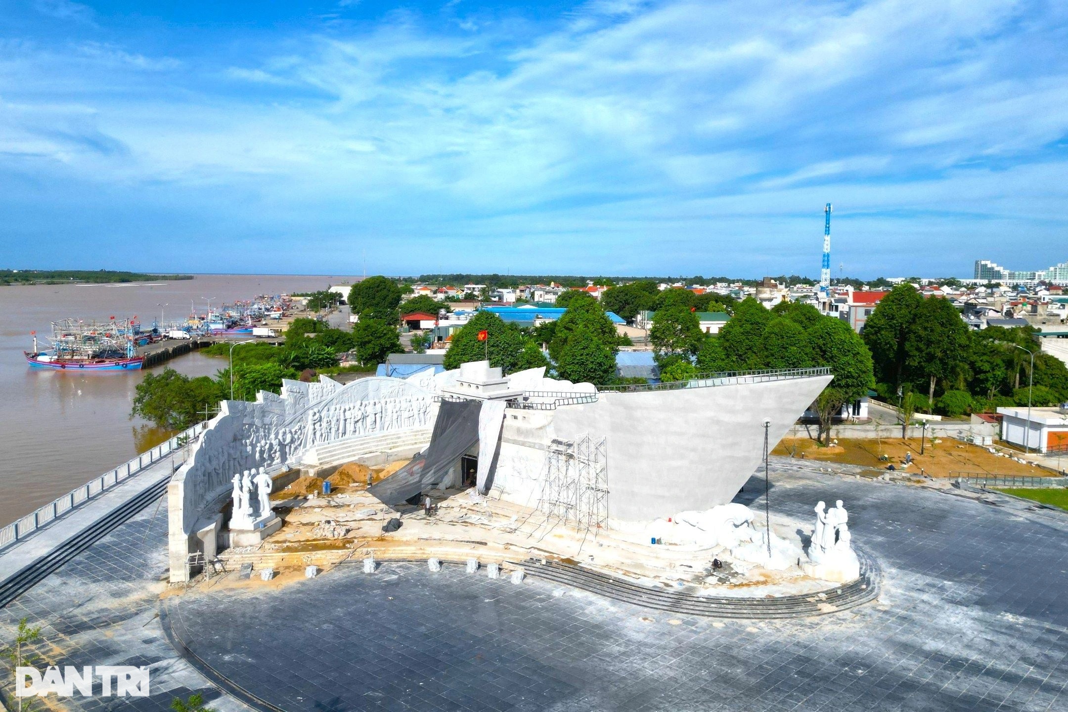 View - Ngắm tượng đài "Con tàu tập kết ra Bắc" sắp hoàn thiện | Báo Dân trí