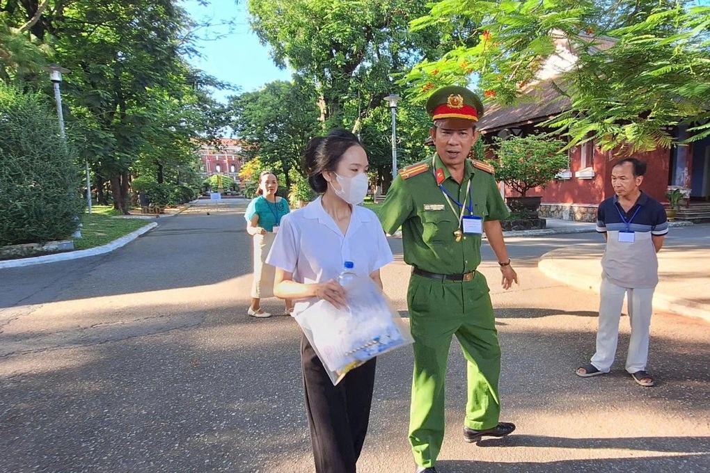 បេក្ខជនស្រីច្រឡំសាលាមុនប្រឡងអក្សរសាស្ត្រ - ១ Nữ thí sinh nhầm trường trước giờ vào thi môn ngữ văn - 1