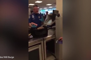 Hành khách ngớ người khi bị nhân viên hải quan phát hiện "đồ chơi tình dục" trong vali