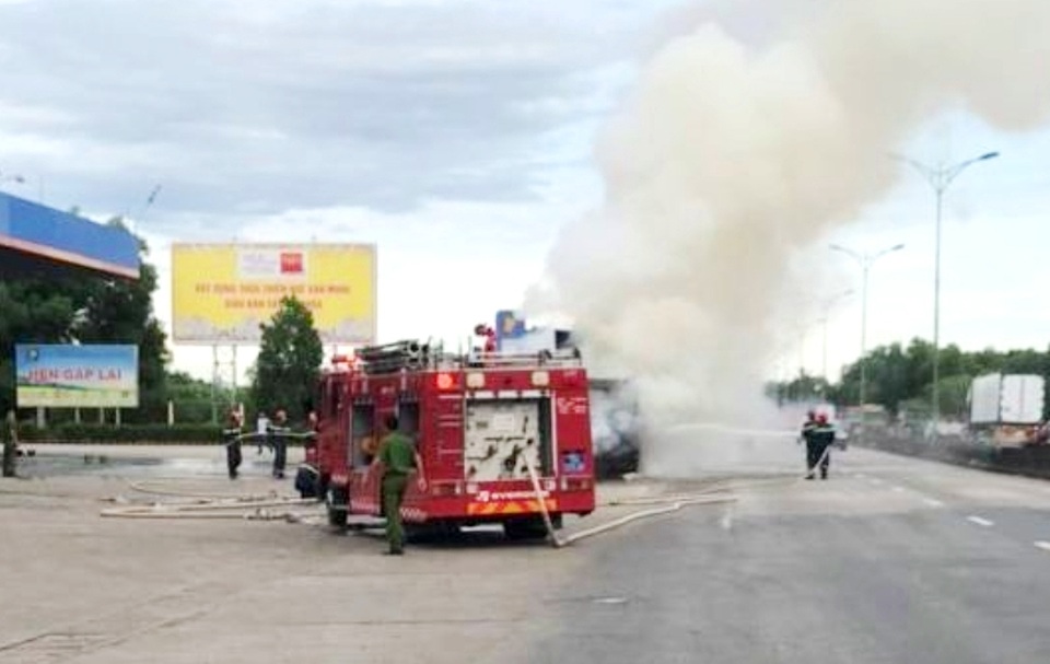 Xe đầu kéo bốc cháy dữ dội cạnh cây xăng - 2