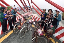 3 cụ bà "phượt" 60km bằng xe đạp để ngắm cây cầu dài nhất Bắc Trung Bộ