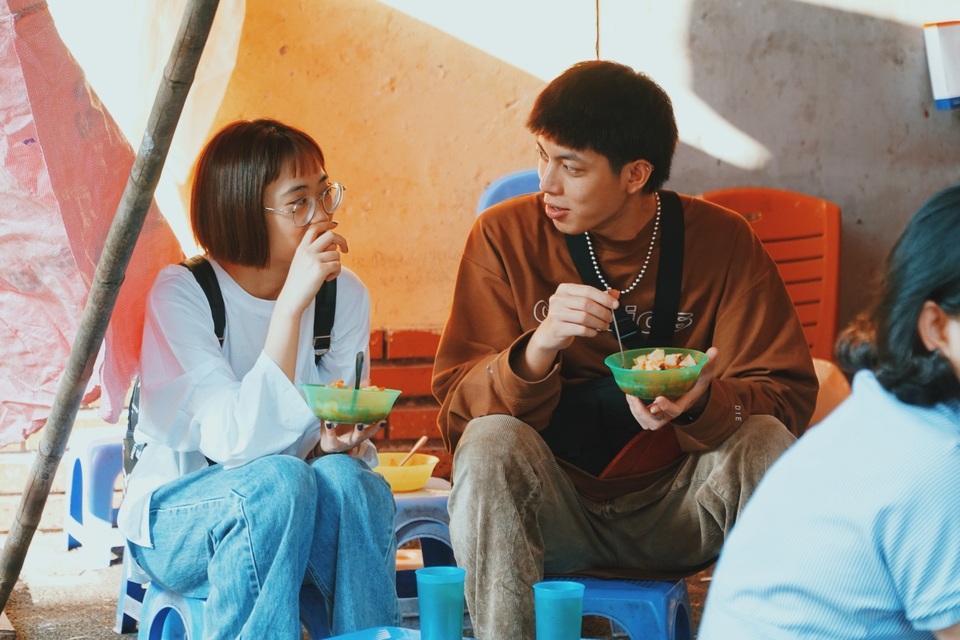 Quán bánh rán vỉa hè Hà Nội, ngày cả trăm lượt khách xếp hàng thưởng thức - 9 Quán bánh rán vỉa hè Hà Nội, ngày cả trăm lượt khách xếp hàng thưởng thức - 9