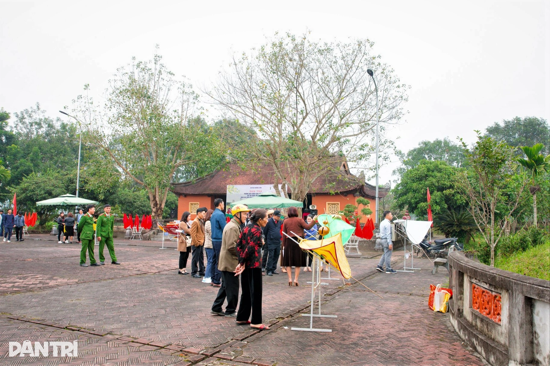 Diều sáo khủng khoe sắc tranh tài trong lễ hội Hải Thượng Lãn Ông - 1 Diều sáo khủng khoe sắc tranh tài trong lễ hội Hải Thượng Lãn Ông - 1