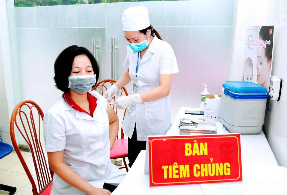 Vĩnh Phúc họp bất thường, quyết định tiêm vắc xin miễn phí cho người dân - 2 Vĩnh Phúc họp bất thường, quyết định tiêm vắc xin miễn phí cho người dân - 2
