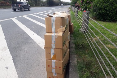 20 thùng thuốc tây hết hạn sử dụng vứt trên Đại lộ Thăng Long