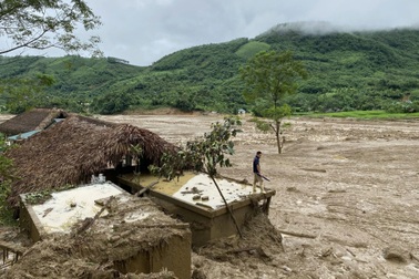 Lũ quét vùi lấp một bản ở Lào Cai, 15 người chết, 103 người mất tích