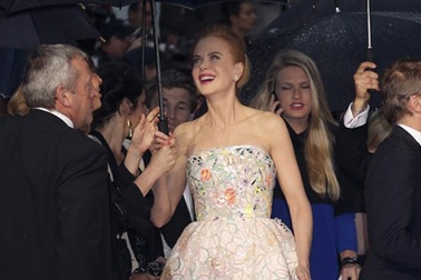 Khai mạc LHP Cannes: Sao chật vật tạo dáng trong cơn mưa 