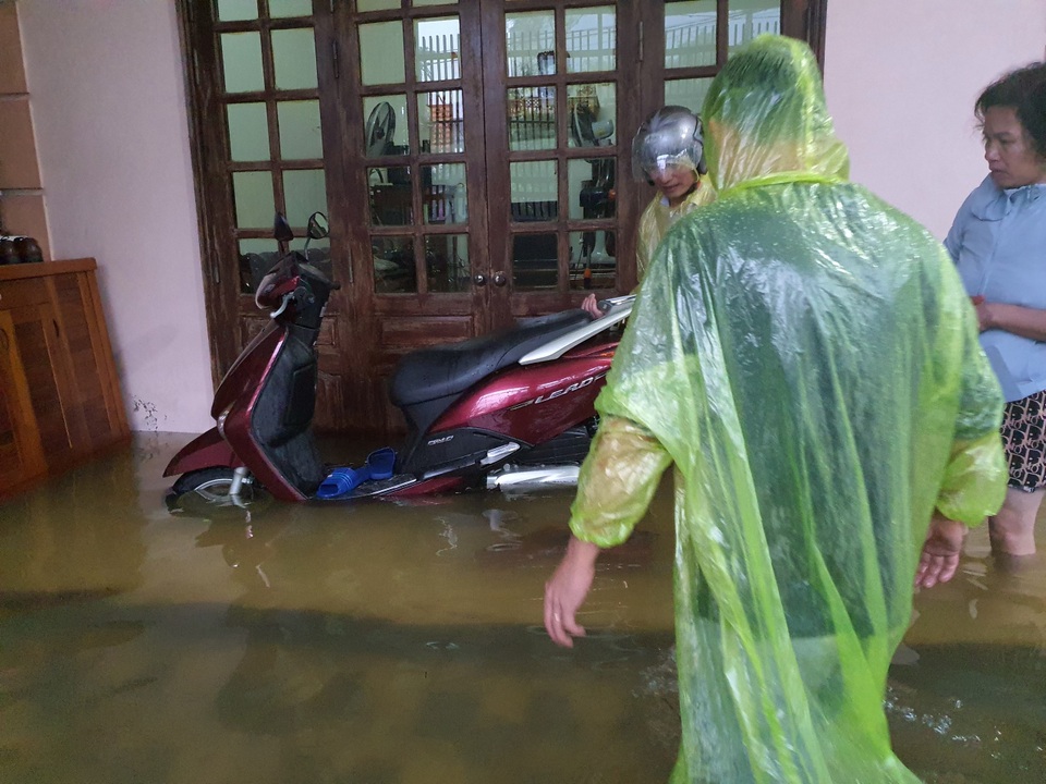 Quốc lộ 1A thất thủ, người dân chạy lũ suốt đêm - 10 Quốc lộ 1A thất thủ, người dân chạy lũ suốt đêm - 10