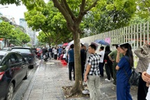 Xếp hàng dài làm thủ tục nhà đất trước ngày 1/8 ở Hà Nội