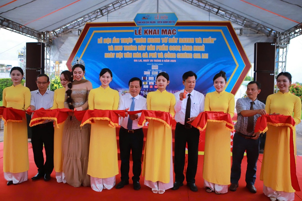 5.000 suất cá ngừ chiêu đãi du khách miễn phí - 1 5.000 suất cá ngừ chiêu đãi du khách miễn phí - 1