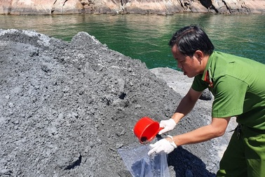 Đổ chất thải xuống biển khi trục vớt tàu chìm