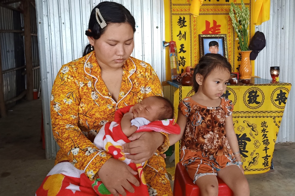 Xót xa cảnh hai đứa trẻ mồ côi, bơ vơ khát thèm một hộp sữa - 1 Xót xa cảnh hai đứa trẻ mồ côi, bơ vơ khát thèm một hộp sữa - 1