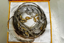 Vali chứa nhiều vàng, kim cương bị bỏ quên tại sân bay Nội Bài