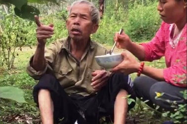 Hai mẹ con đem cơm lên núi bón cho cụ già đi lạc