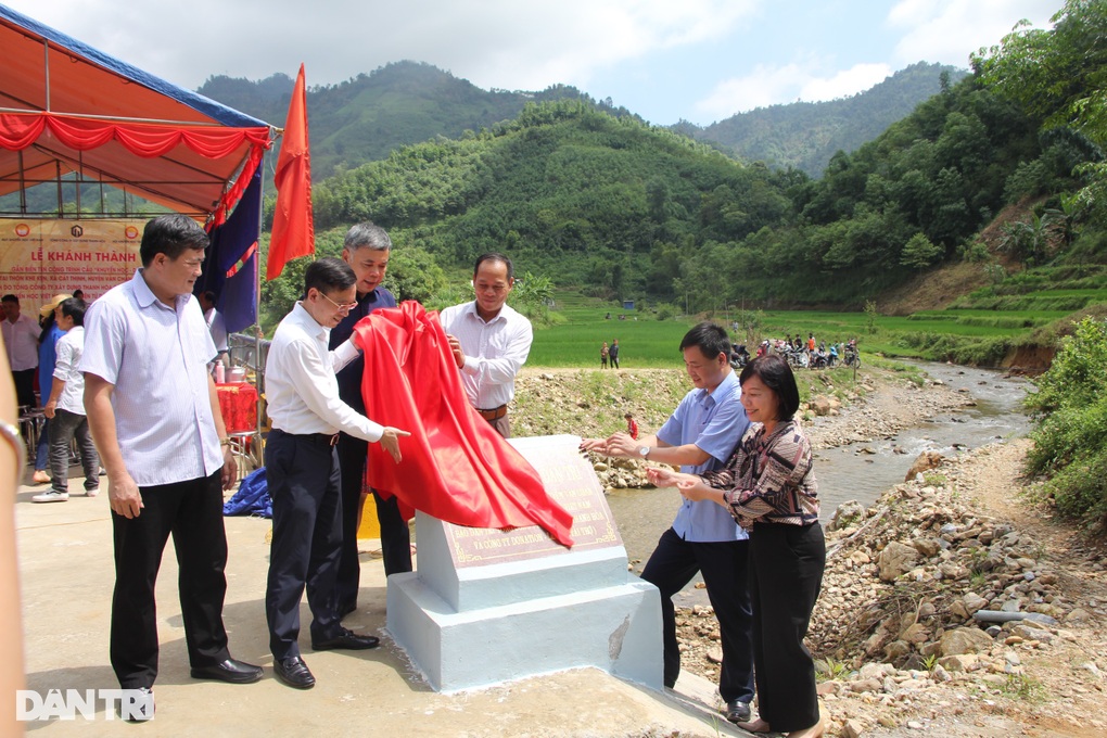 Khánh thành cầu Khuyến học và Dân trí, bà con người Mông vui như ngày hội - 5 Khánh thành cầu Khuyến học và Dân trí, bà con người Mông vui như ngày hội - 5