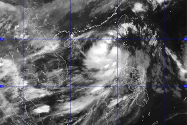 Ảnh hưởng bão số 2, sóng đánh cao 5 mét trên Biển Đông