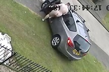 Tưởng cháu gái bị bắt cóc, người đàn ông khỏa thân chạy đuổi theo xe