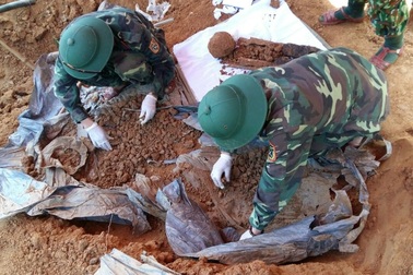 Phát hiện hài cốt liệt sĩ trong hòm gỗ, kèm tấm tôn ghi danh tính