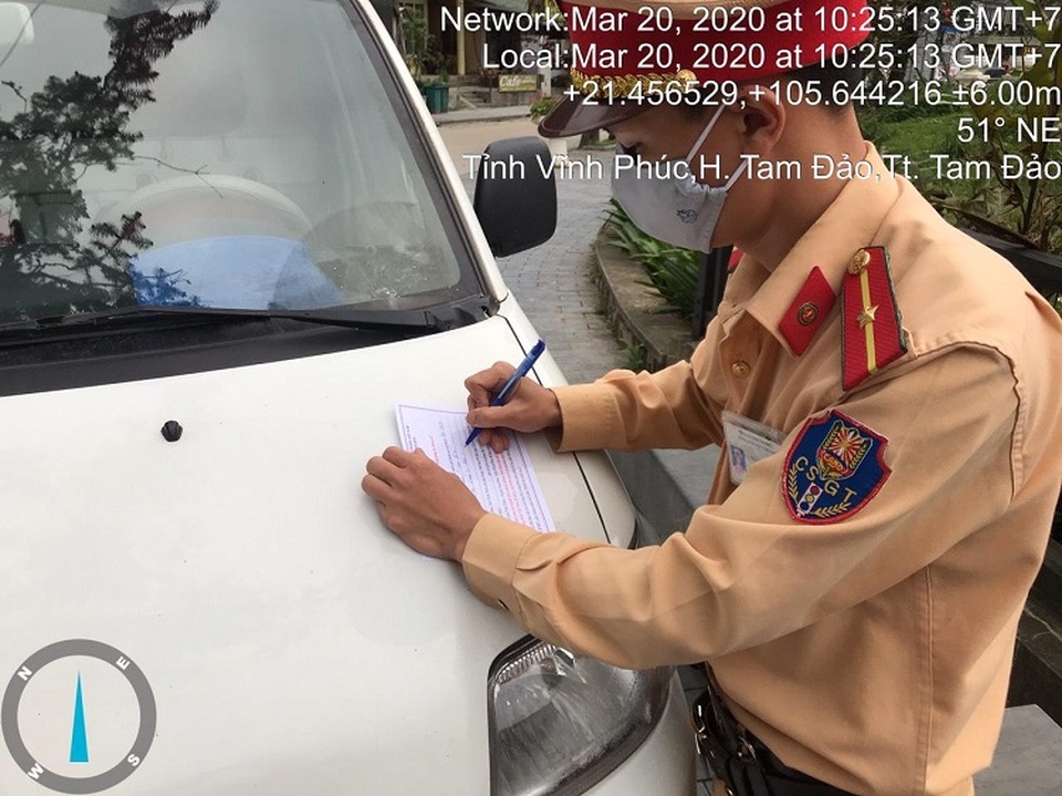 Thí điểm phạt nguội, dán giấy thông báo lên xe vi phạm giao thông - 2 Thí điểm phạt nguội, dán giấy thông báo lên xe vi phạm giao thông - 2