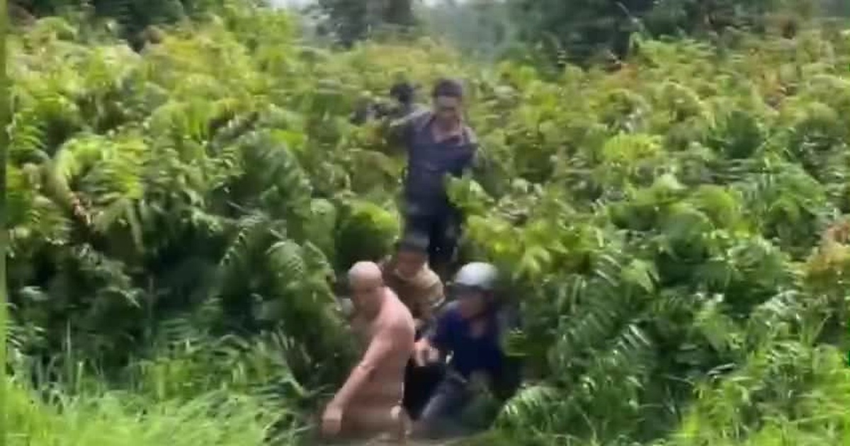 Video: Toàn cảnh bắt giữ nhóm tống tiền người đàn ông Trung Quốc ở TPHCM | Báo Dân trí