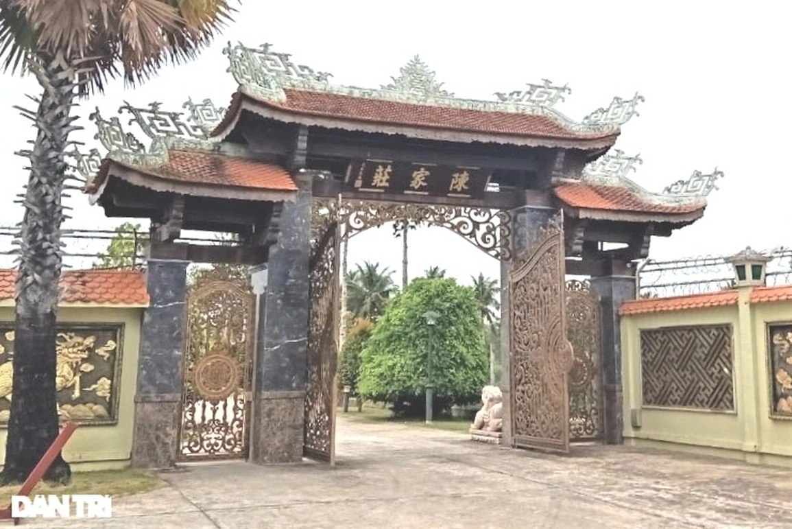 Cận cảnh biệt phủ của đại gia miền Tây được rao bán giá 200 tỷ đồng - 3 Cận cảnh biệt phủ của đại gia miền Tây được rao bán giá 200 tỷ đồng - 3