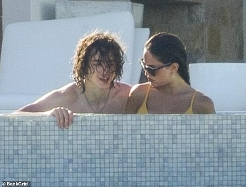 Timothee Chalamet và Eiza Gonzalez tình tứ ôm nhau trên biển - 9 Timothee Chalamet và Eiza Gonzalez tình tứ ôm nhau trên biển - 9