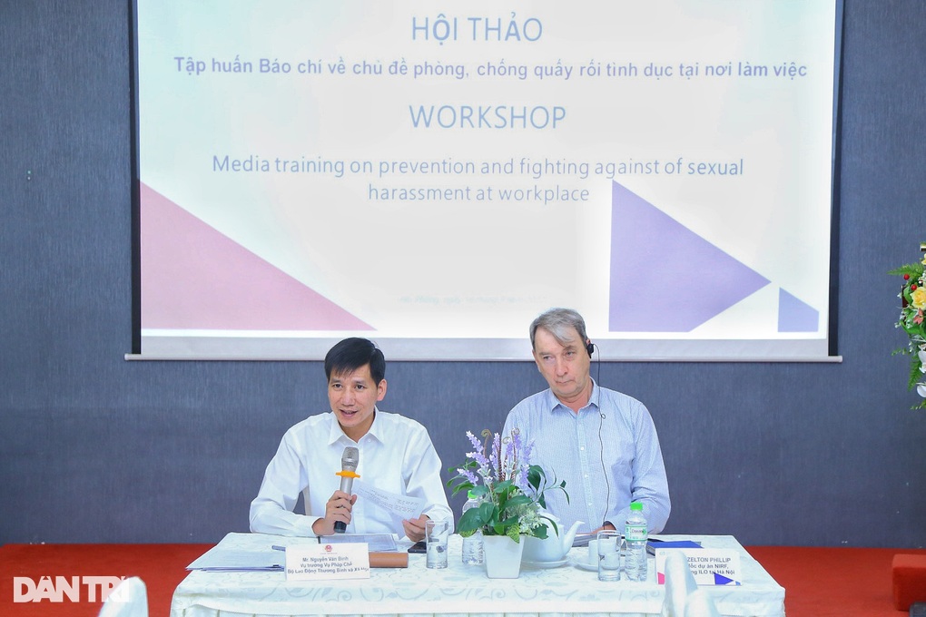 Khó gọi tên, nhận diện hành vi quấy rối tình dục nơi làm việc - 1 Khó gọi tên, nhận diện hành vi quấy rối tình dục nơi làm việc - 1