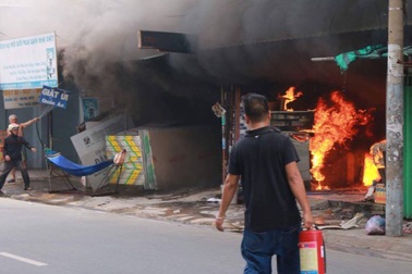 Lao vào đám cháy giải cứu cụ bà bị mắc kẹt