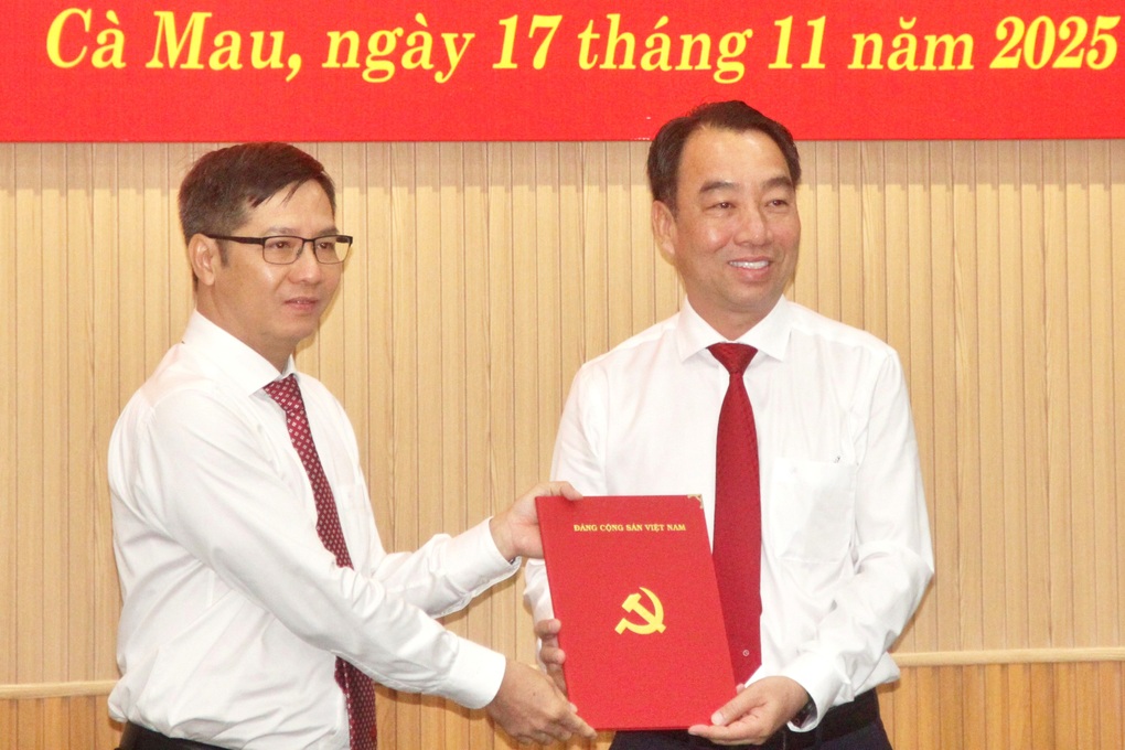 Președintele Comitetului Popular Provincial Vinh Long deține funcția de secretar adjunct al Comitetului de Partid Provincial Ca Mau - 1 Chủ tịch UBND tỉnh Vĩnh Long giữ chức Phó Bí thư Tỉnh ủy Cà Mau - 1