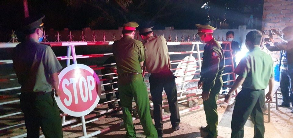 Quá vui mừng vì được gỡ phong tỏa, cả thôn quên giãn cách xã hội - 1