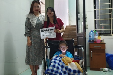 Bạn đọc hỗ trợ thêm 44 triệu đồng cho bé trai bị cắt mất một chân