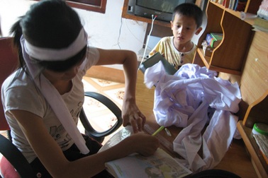 10 năm nhờ đôi chân cha tìm con chữ