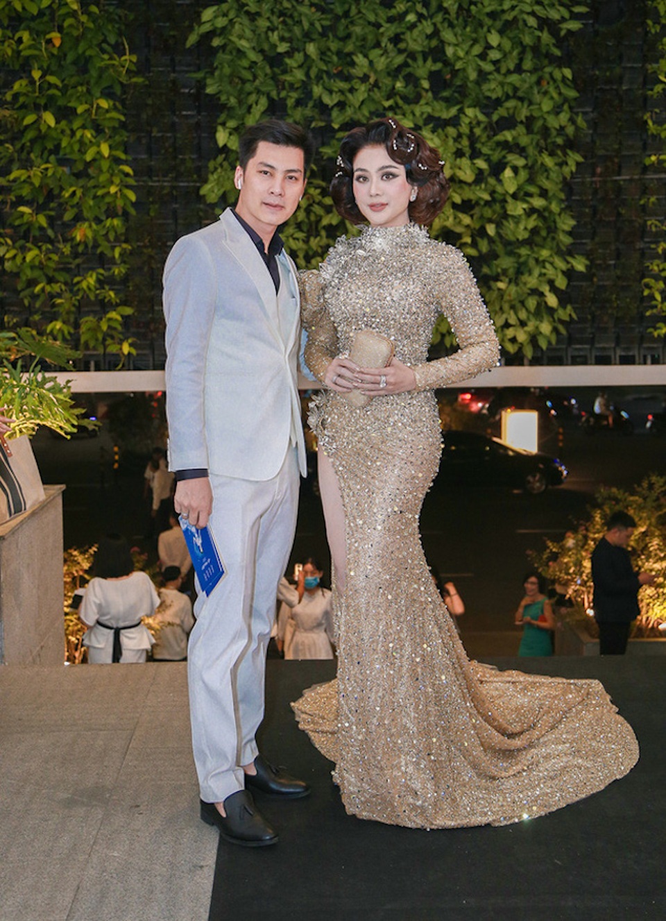 “Bà mẹ một con” Lan Khuê diện áo xẻ sâu, khoe ngực trần táo bạo - 14 “Bà mẹ một con” Lan Khuê diện áo xẻ sâu, khoe ngực trần táo bạo - 14