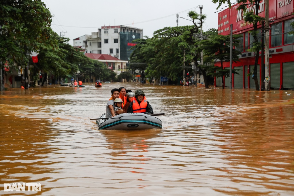 Lũ lên nhanh khủng khiếp, mất hết tài sản rồi, không còn gì cả! - 1 Lũ lên nhanh khủng khiếp, mất hết tài sản rồi, không còn gì cả! - 1