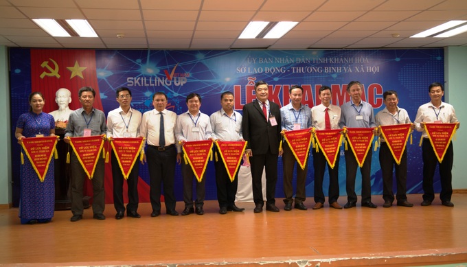 Ông Tạ Hồng Quang-Giám đốc Sở LĐ-TB&XH tỉnh Khánh Hòa tặng cờ lưu niệm cho các cơ sở GDNN tham gia hội giảng