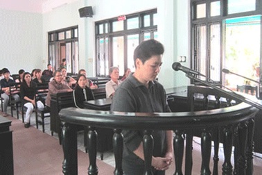 Ả đồng tính lụy tình, hầu tòa trong nước mắt