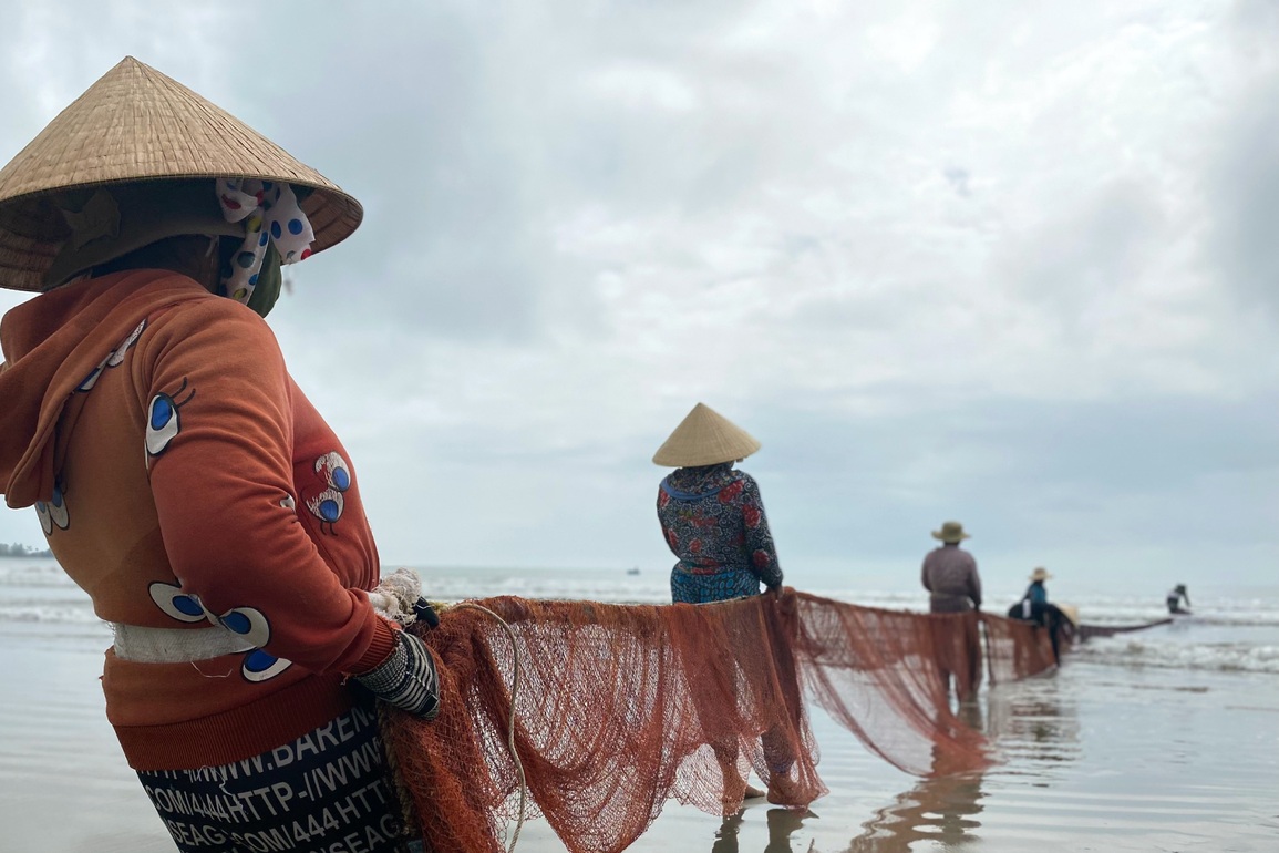 Hàng chục người hợp sức kéo lưới rùng, lộc biển rủng rỉnh - 2 Hàng chục người hợp sức kéo lưới rùng, lộc biển rủng rỉnh - 2