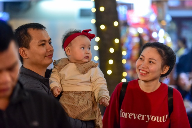 24h trước lễ Giáng sinh: Chôn chân giữa biển người tại Nhà thờ Lớn, phố Hàng Mã - 9 24h trước lễ Giáng sinh: Chôn chân giữa biển người tại Nhà thờ Lớn, phố Hàng Mã - 9