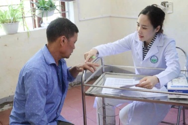 Nhiều người dân vùng lũ Nghệ An bị ghẻ nước, nhiễm trùng da