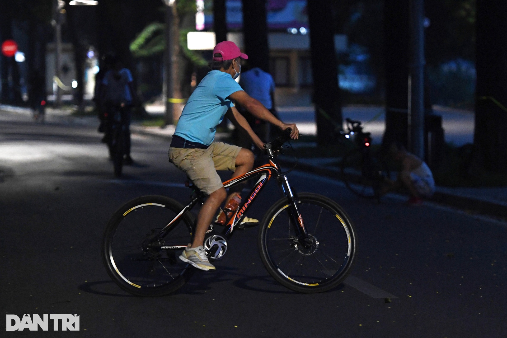 Phớt lờ quy định phòng dịch, người dân đổ ra hồ Gươm tập thể dục sáng - 5 Phớt lờ quy định phòng dịch, người dân đổ ra hồ Gươm tập thể dục sáng - 5