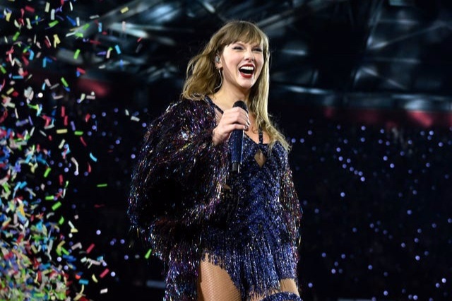 តារាចម្រៀងមហាសេដ្ឋី Taylor Swift បរិច្ចាគ ៥លានដុល្លារដល់ជនរងគ្រោះដោយសារខ្យល់ព្យុះ Hurricane Milton - 1 Nữ ca sĩ tỷ phú Taylor Swift hỗ trợ 5 triệu USD cho nạn nhân của bão Milton - 1