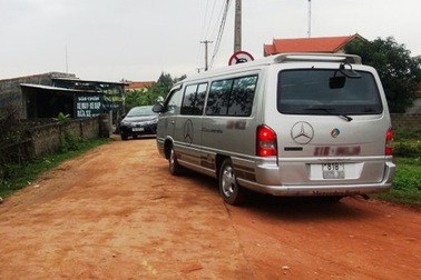 “Né” trạm thu phí, ô tô lũ lượt đi... đường đất