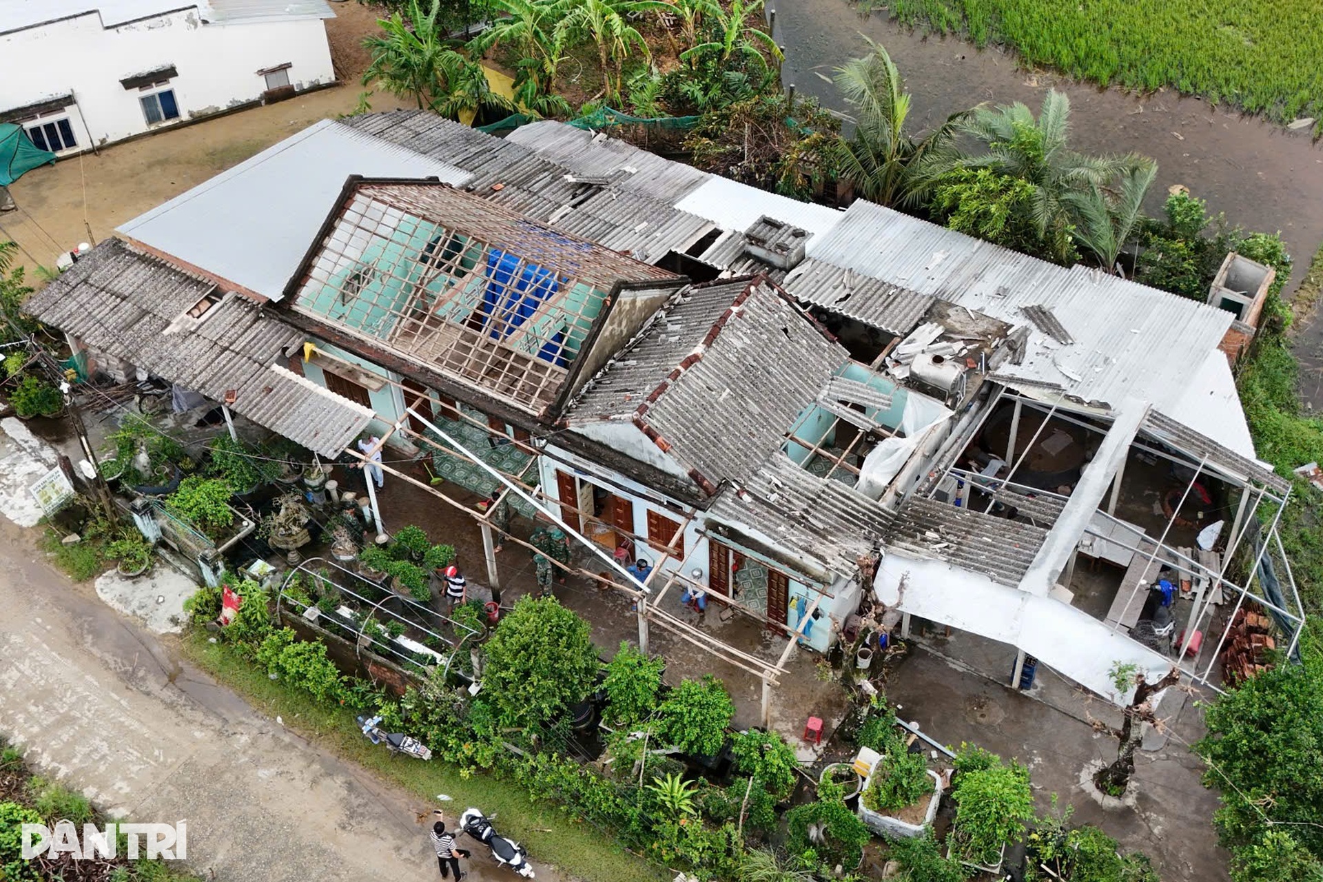 Cận cảnh hiện trường lốc xoáy tàn phá nhà dân - 7 Cận cảnh hiện trường lốc xoáy tàn phá nhà dân - 7