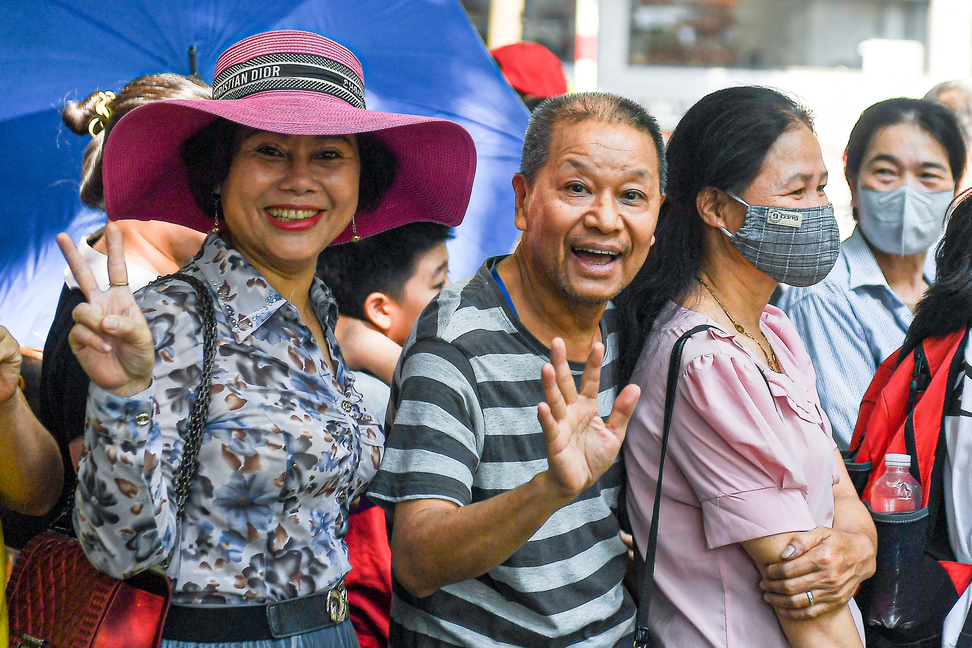 Người Hà Nội xếp hàng dài nhận vé đi xe buýt 2 tầng miễn phí  - 2