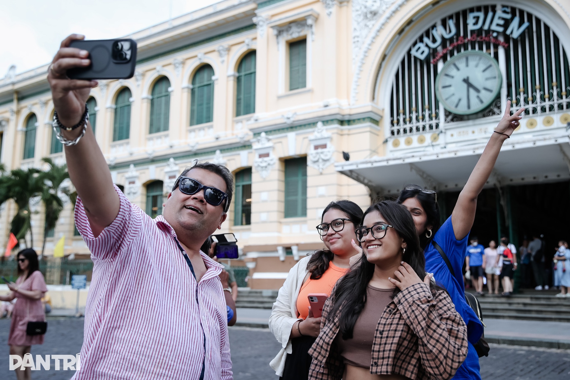 Ngắm vẻ đẹp Bưu điện TPHCM, xếp thứ 2/11 bưu điện đẹp nhất thế giới - 10 Ngắm vẻ đẹp Bưu điện TPHCM, xếp thứ 2/11 bưu điện đẹp nhất thế giới - 10