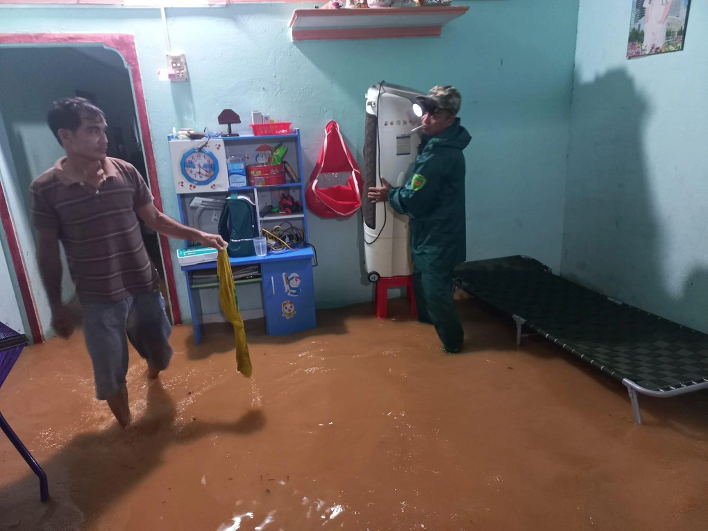 Lũ tràn về trong đêm khiến nhiều nơi ở Bình Phước bị ngập sâu - 1 Lũ tràn về trong đêm khiến nhiều nơi ở Bình Phước bị ngập sâu - 1