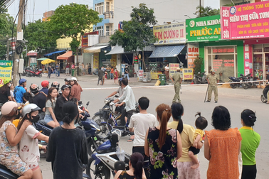 Đăng ảnh thân mật với người khác, người bán cá bị chồng hờ chém tử vong