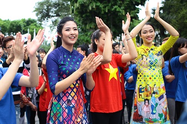 Hoa hậu Ngọc Hân và Mỹ Linh cùng "nhảy vì sự tử tế"