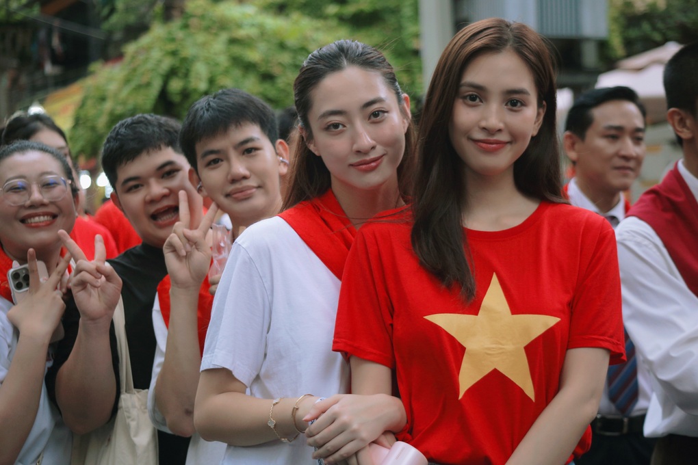 Nhan sắc hoa hậu có gương mặt tỷ lệ vàng 2 lần góp mặt trong lễ diễu binh - 1 Nhan sắc hoa hậu có gương mặt tỷ lệ vàng 2 lần góp mặt trong lễ diễu binh - 1