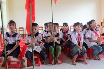 Học sinh quần áo lấm lem, “chân quỳ chân chống” dự lễ khai giảng